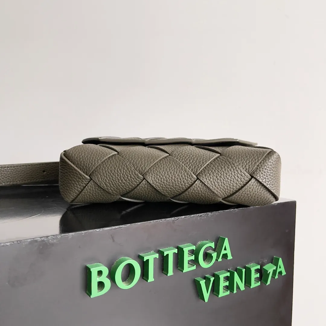 Batch 1860 BOTTEGA VENETA new Diago crossbody bag The diagonally built dynamic silhouette shows unique ingenuity. As a member of the B family's early autumn series, it uses the highest quality calfskin. The entire bag is softer, thicker and heavier, and durable. It is equipped with an adjustable strap. The texture of the 3cm wide leather strap is very similar to the litchi pattern. It is slightly stiffer than the litchi pattern. It is low-key, luxurious and full of connotation. It is refreshing and comfortable to match the upper body. Hu Yitian was also successfully captured by it. Style number: 795637 Size: 22.5*16.5*5.5cm